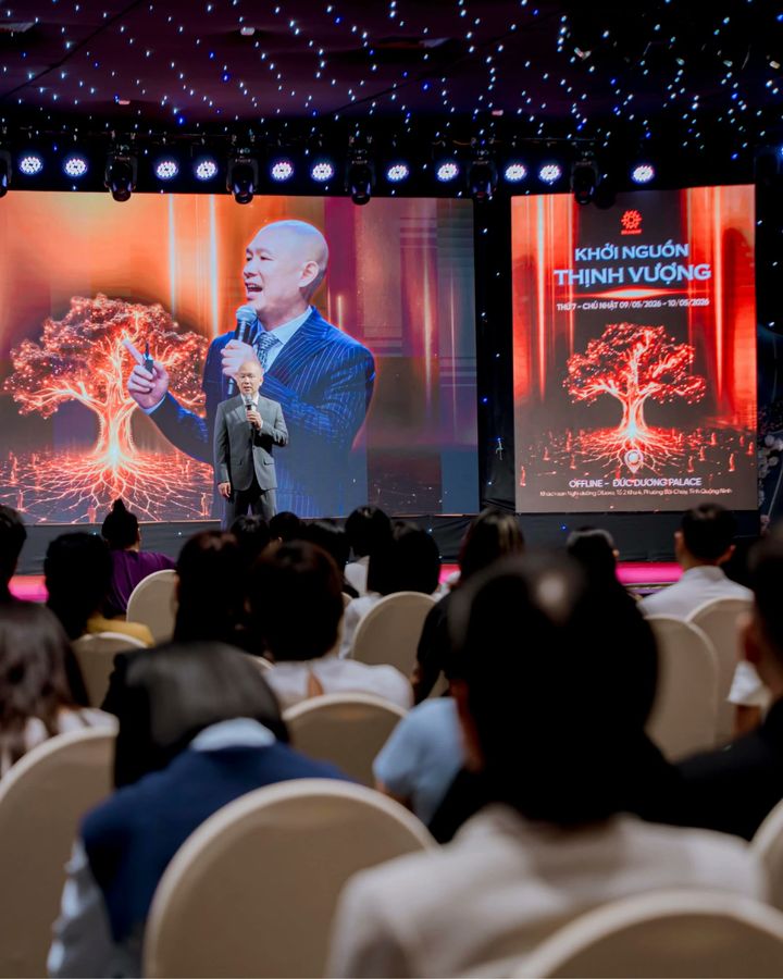Anh Võ Hoài Nam đứng giảng trên sân khấu, phía sau là màn hình lớn ghi Khởi Nguồn Thịnh Vượng, khán phòng kín người nghe.